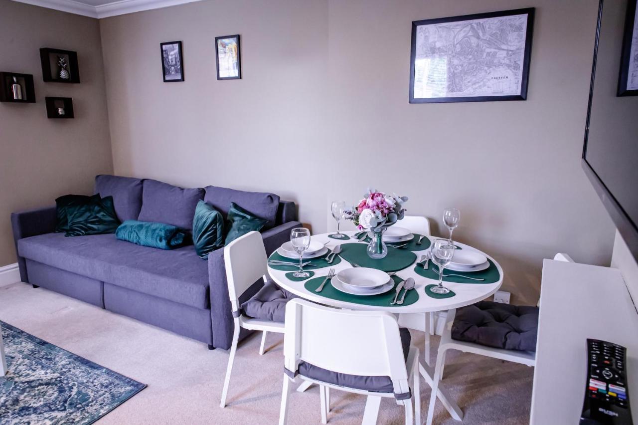 Lord Street - 2 Beautiful Apartments - Sleep Up To 14 Guests - By Rework Accommodation Chester Exterior foto